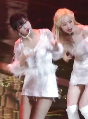 TWICE - Momo & Jihyo