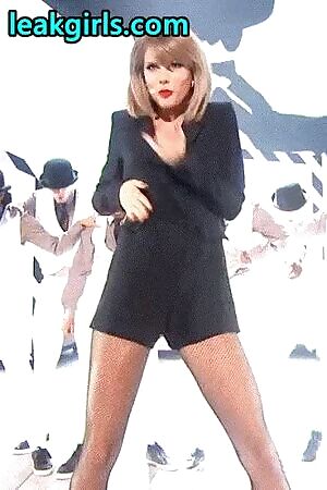 t swift about to touch herself on stage