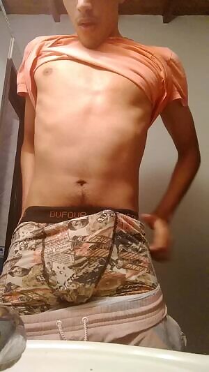 Hello again. Showing a bulge and handsfree for everyone 😜