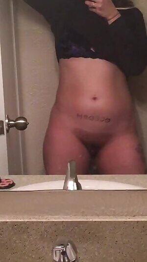 18 & Showing Her Pussy