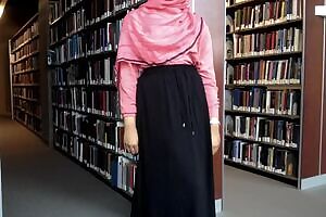 Cash me inside the library, how 'bout dah?