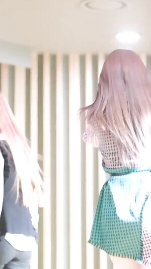 Everglow - Sihyeon's thighs