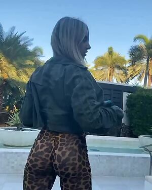 shaking my ass for you all