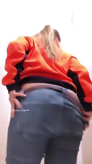 Lady tradie booty shake 💚💛