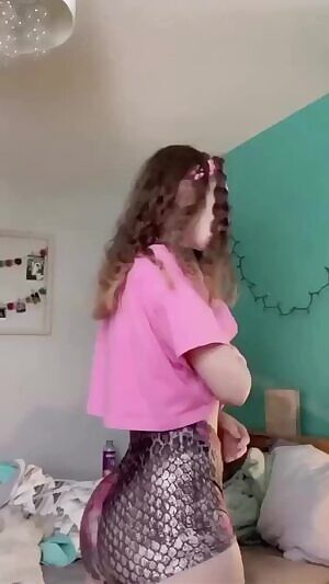 Look at that tight bootyful body