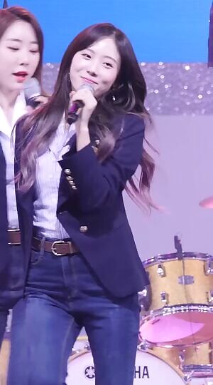 WJSN Luda tight jeans