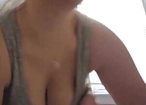 My wie is dropping by to say hi 😘