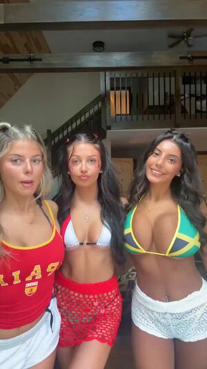 Bikinis Big Tits Bikini Brunette Hottie