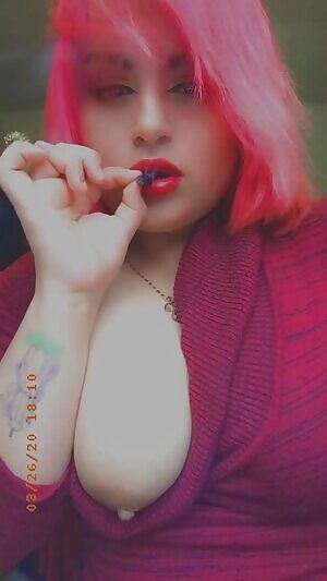 Smoking with the window up and my tiddys out 💨