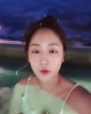 SISTAR - Soyou in hot tub with bikin.