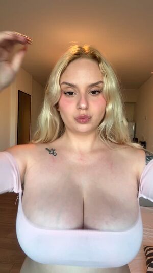 Crazy blonde girl b🍈🍈b’s [reveal]