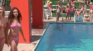 Kirsten Dunst, Mila Kunis in Get Over It