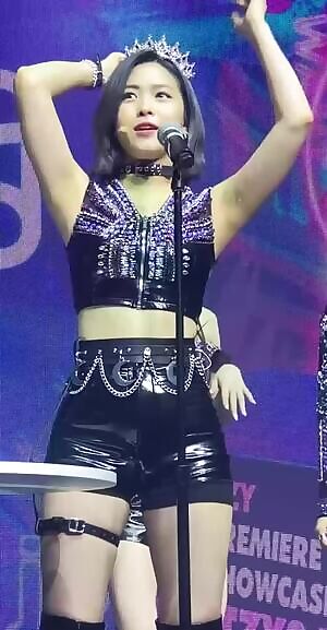 ITZY - Ryujin thighs