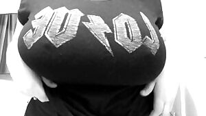 Showing off with a nice titty drop 😘