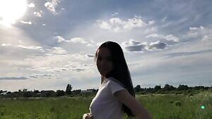 Young teen seduces driver and makes a delicious blowjob