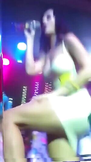 Katy Perry, almost upskirt