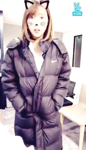 Apink - Hayoung cleavage tease