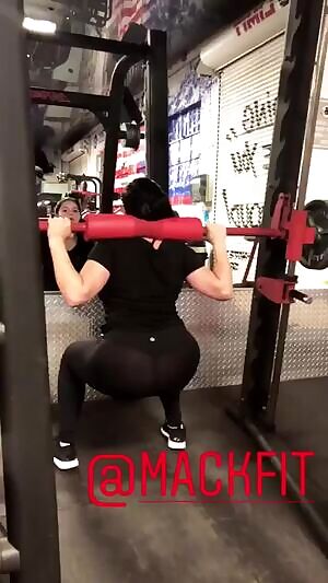 Imagine Ariel Winter sitting on your face after doing her squats, yum