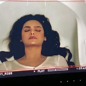 Who else wants to join Esha Gupta in the bathtub