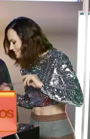 Daisy Ridley & those abs