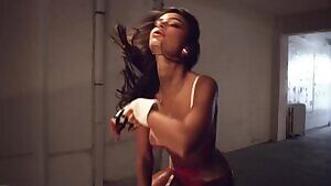 Emily Ratajkowski makes everything so sexy