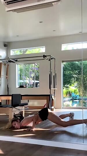 Miley Cyrus sure shakes that ass well