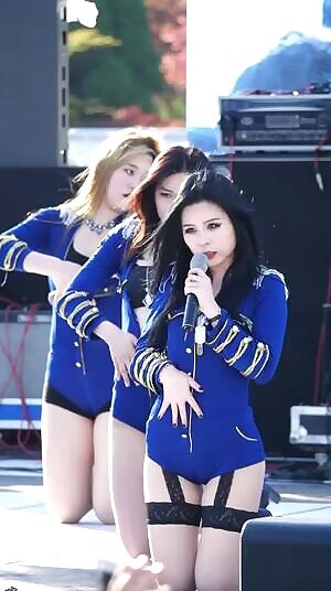 Wait a minute - Hyeri swinging her big ass for a Korean girl