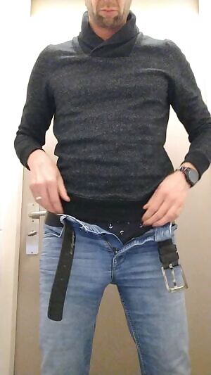 Being alone at work makes me want to take off my pants 😋 38M4F