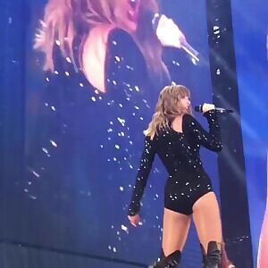 Taylor Swifts little booty