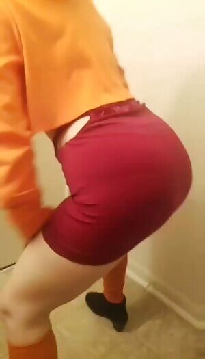 I learned halfway through the party that my velma skirt can't handle too much motion 🤦‍♀️ oc