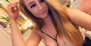 I love being flexible so I can get my feet right in my face 💓💃