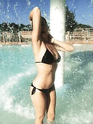 Katy Perry, open for business at the pool