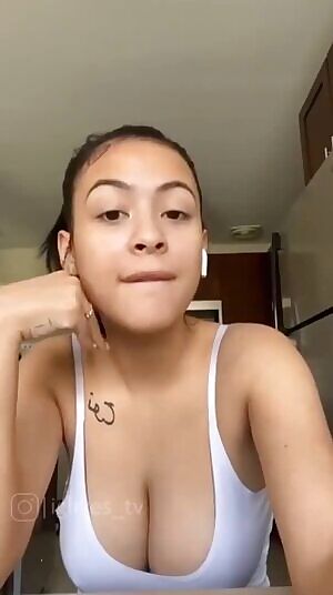 Braless in IG live