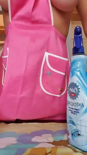 Housewife wearing an apron Myrelly Mello