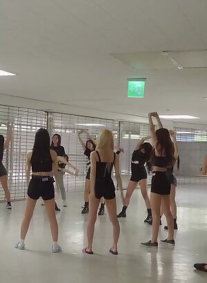 TWICE - Sana, Momo, Nayeon, Mina & Jeongyeon