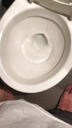 Am I the only one who finds hot watching someone peeing 🥵?