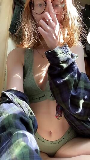 Please try and ignore my super dirty bong and ocus on dirty little me ☺️