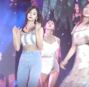 TWICE - Tzuyu and Momo