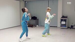 Chungha - Mi Gente rehearsal