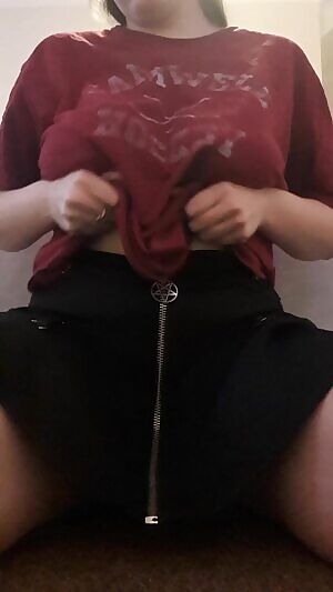 Loose shirt? Titty bounce time!