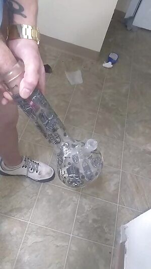 Anyone care to take a rip from my new bong? 🤔😜