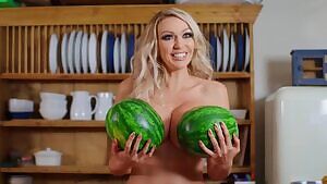 Amber Jayne New To Nudism