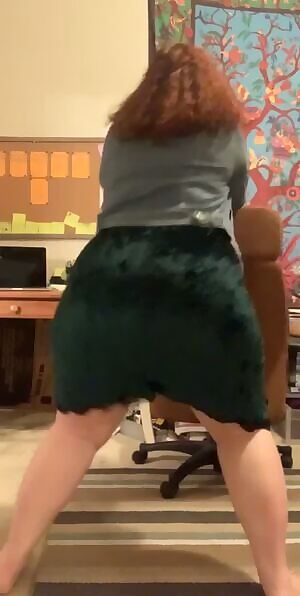 This velvet dress slides up so easy 😙