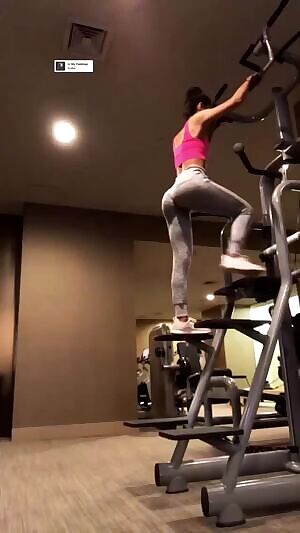 Jen Selter doing a workout