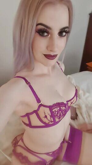 Looooove when the stockings match the set! Xo