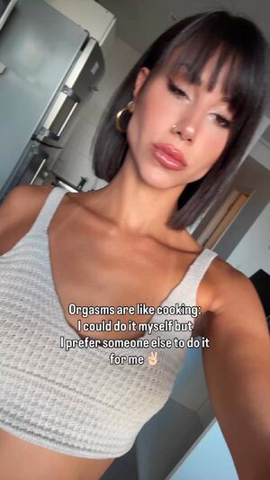 Short Hair Chicks Amateur Babe Brunette