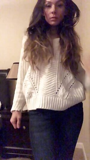 Oversized sweaters provide such easy access 😈