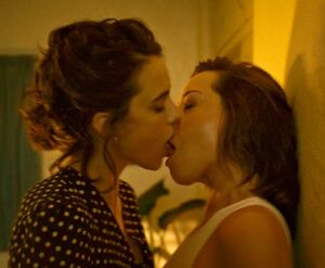 Girls Kissing Aubrey Plaza Celebrity Kiss