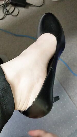 Taking off my heels after a day at work👠👣