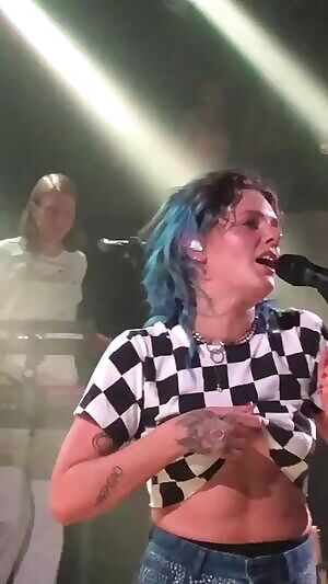 Tove Lo concert flash